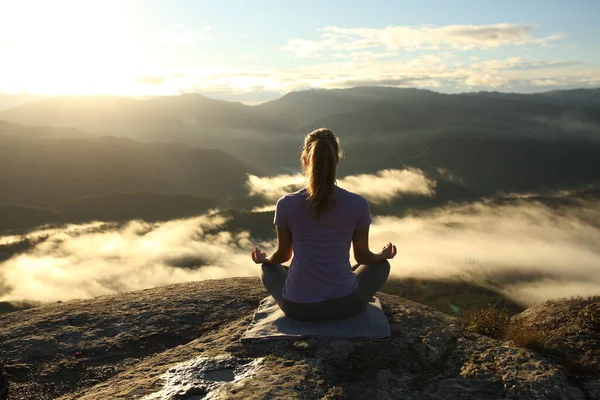 Vue Arrière Yogi Faisant Yoga Dans Montagne Lever Soleil — Photo
