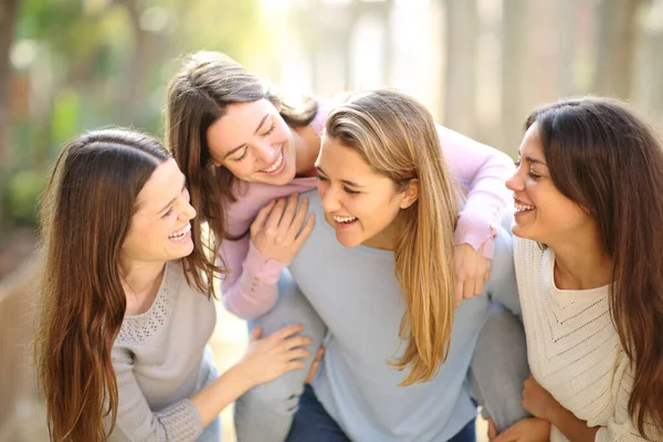 Quatro Amigos Felizes Rindo Brincando Rua — Fotografia de Stock