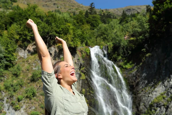 Mujer Emocionada Celebrando Vacaciones Una Cascada Montaña — Foto de Stock