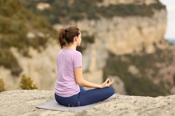 一个女人独自在悬崖边做瑜伽的倒影 — 图库照片