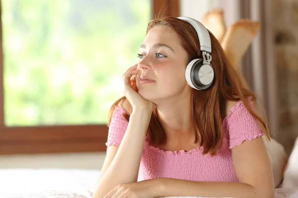 Mujer Pensativa Escuchando Música Con Auriculares Cama Casa — Foto de Stock