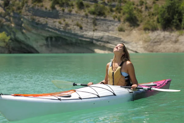 Happy Woman Relaxing Kayak Breathing Fresh Air Beautiful Lake — Stock Photo, Image