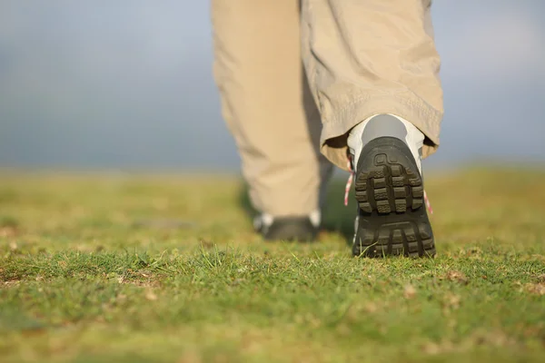 Back view of hiker legs walking on the mountain — Stock Photo, Image