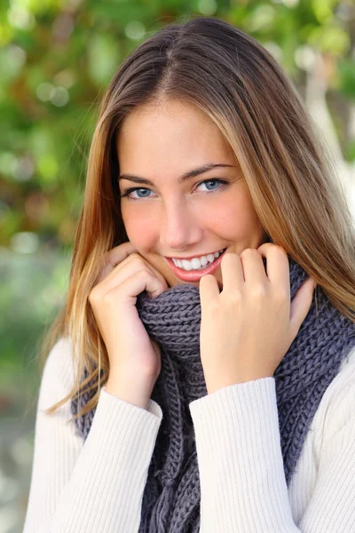 Красива жінка з білою ідеальною посмішкою взимку — стокове фото