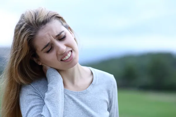 Adolescente Quejándose Sufriendo Dolor Cuello Campo —  Fotos de Stock