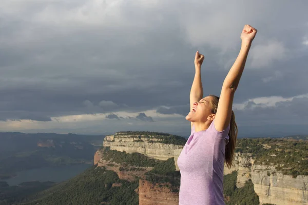 Mujer Emocionada Levantando Brazos Celebrando Éxito Rostro Día Nublado — Foto de Stock
