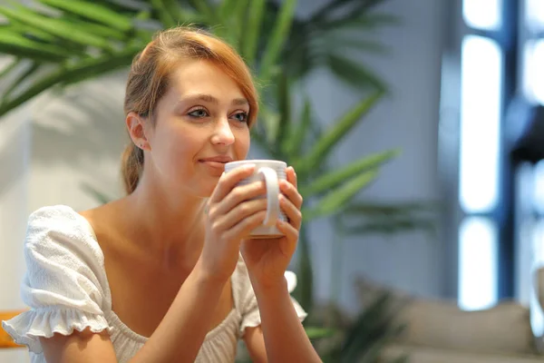 Heureuse Femme Détendue Buvant Café Maison Regardant Ailleurs — Photo