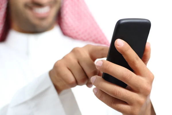 Arabische Saudi Emirate Mann Hand SMS in einem Smartphone — Stockfoto