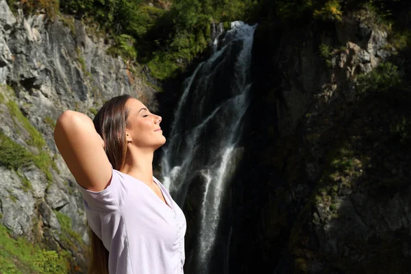 Mutlu Rahat Bir Kadının Temiz Hava Soluyan Şelalede Dinlenen Portresi — Stok fotoğraf