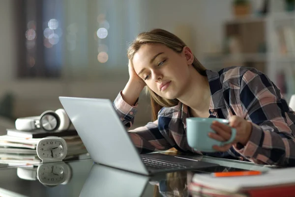 Sover Trött Student Försöker Studera Dricka Kaffe Natten Hemma — Stockfoto