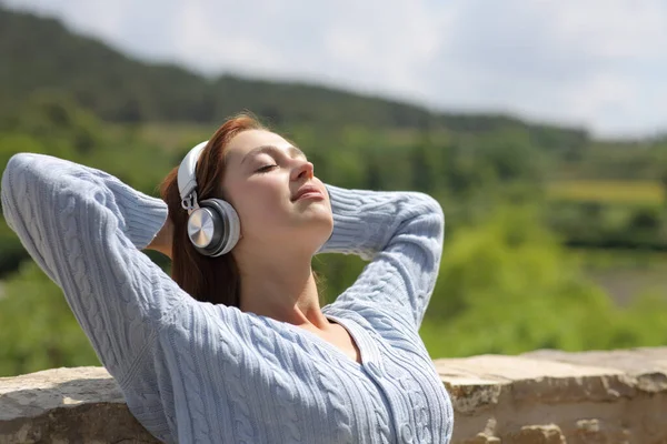 Lycklig Kvinna Bär Hörlurar Koppla Utomhus Lyssna Musik Solig Dag — Stockfoto