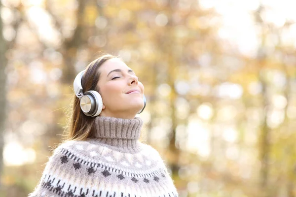 Avslappnad Kvinna Lyssnar Musik Och Andas Frisk Luft Hösten Skog — Stockfoto