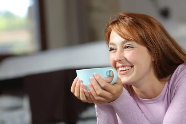 Mujer Feliz Riendo Bebiendo Café Mirando Hacia Otro Lado Dormitorio —  Fotos de Stock