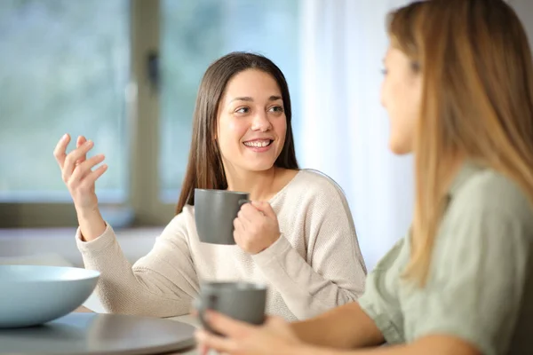 Mutlu Arkadaş Evdeki Masada Oturup Kahve Içip Sohbet Ediyorlar — Stok fotoğraf