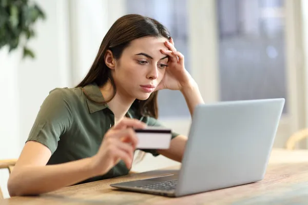 Orolig Kvinna Som Har Svårt Att Köpa Online Med Kreditkort — Stockfoto