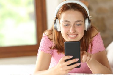 Evdeki boncukta müzik dinleyen mutlu bir kadının portresi.