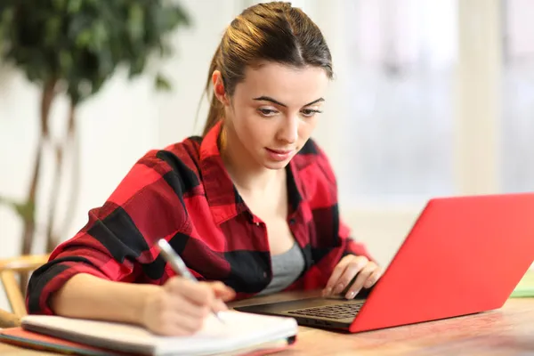 Estudante Concentrado Learning Usando Laptop Tomar Notas Casa — Fotografia de Stock