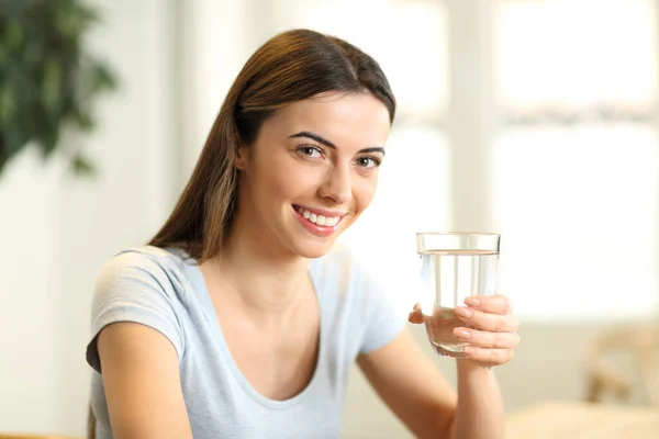 Mujer Feliz Mira Sosteniendo Vaso Agua Casa — Foto de Stock