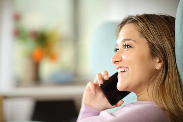 Mulher Feliz Está Falando Telefone Celular Sentado Sofá Casa — Fotografia de Stock