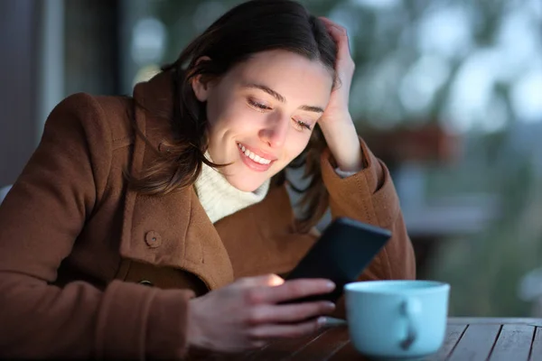 Šťastná Žena Kontroluje Obsah Smartphone Zimě Posezení Terase — Stock fotografie