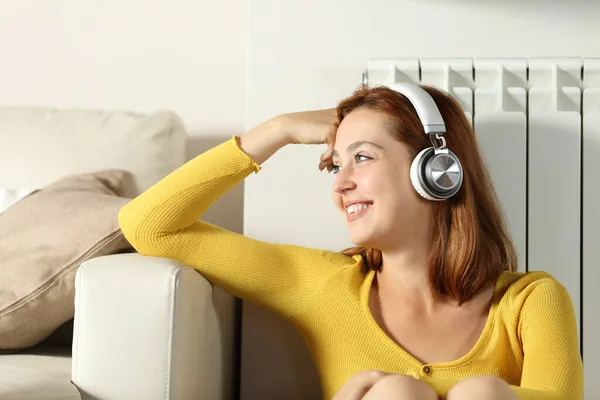 Ευτυχισμένη Γυναίκα Που Φοράει Ακουστικά Κοιτάζοντας Μακριά Στο Σπίτι Ακούγοντας — Φωτογραφία Αρχείου