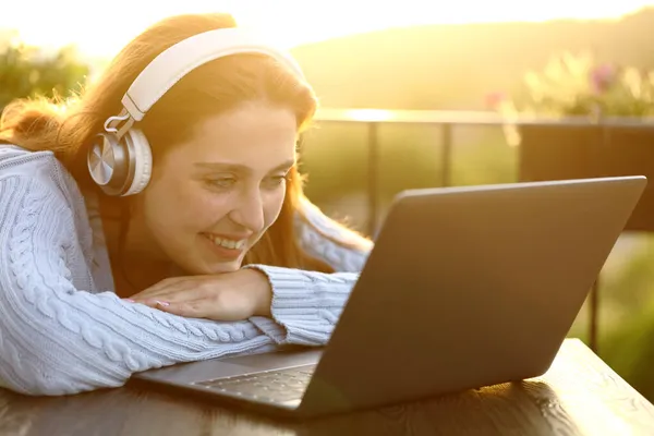 Glad Kvinna Ler Tittar Media Laptop Balkong Vid Solnedgången — Stockfoto