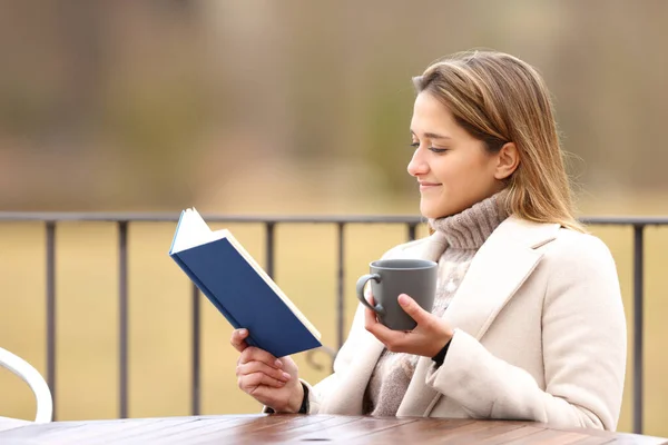 Mulher Relaxada Lendo Livro Papel Bebendo Terraço Inverno — Fotografia de Stock