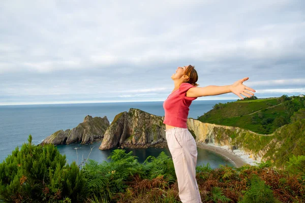 Seitenansicht Porträt Einer Aufgeregten Frau Die Strand Schreiend Die Arme — Stockfoto