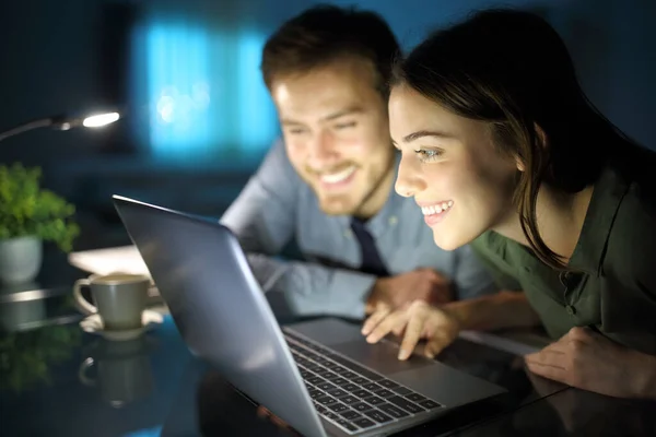 Pasangan Bahagia Menonton Konten Pada Laptop Malam Hari Rumah — Stok Foto