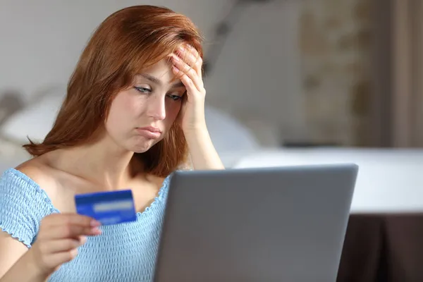 Frusztrált Problémái Vannak Fizető Online Hitelkártyával Laptoppal Hálószobában — Stock Fotó