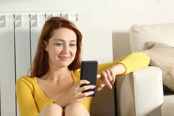 Mulher Feliz Batendo Telefone Inteligente Sentado Casa — Fotografia de Stock