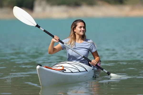 Gelukkige Vrouw Roeien Kajak Kijken Naar Kant Een Meer Zomervakantie — Stockfoto