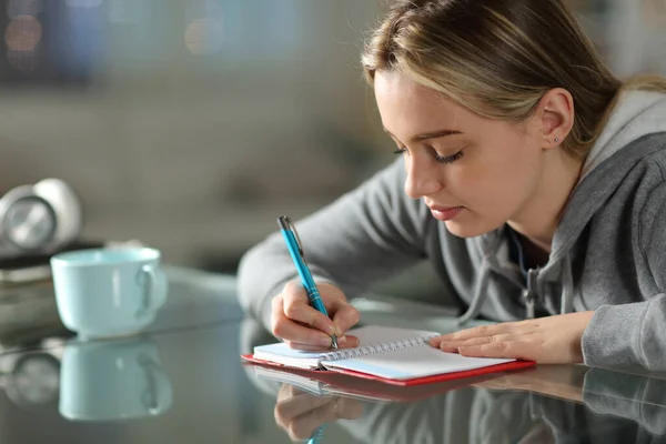 Concentré Étudiant Écrivant Sur Agenda Papier Dans Nuit Maison — Photo