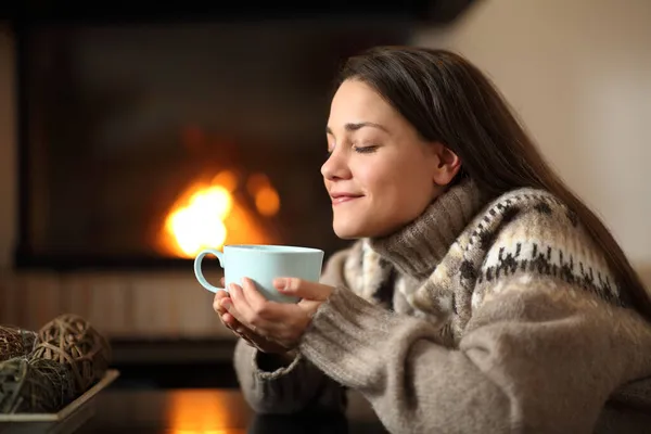 Счастливая Женщина Зимой Пьет Кофе Камина Отопления Дома — стоковое фото