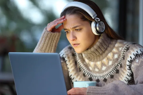 Wanita Frustrasi Musim Dingin Menonton Media Laptop Teras — Stok Foto
