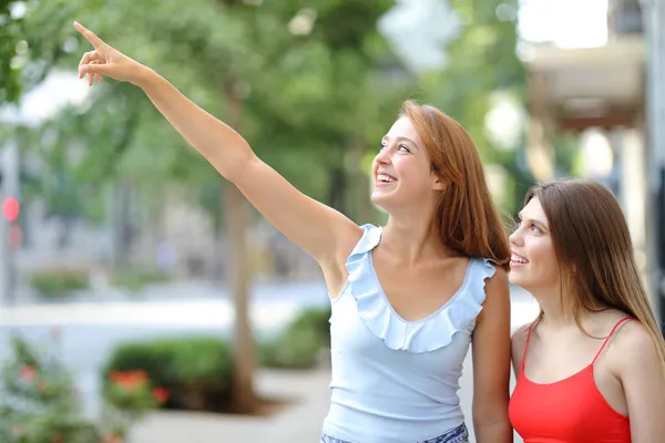 Due Amici Felici Che Puntano Alto Camminando Strada — Foto Stock