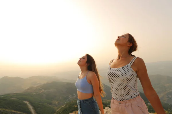 Doi Prieteni Respiră Aer Proaspăt Relaxându Munte Timp Vară — Fotografie, imagine de stoc