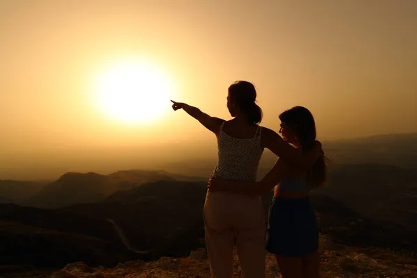 Bakre Ljus Silhuett Två Kvinnor Som Pekar Solen Vid Solnedgången — Stockfoto