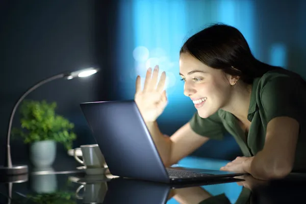 Mulher Feliz Ter Uma Chamada Vídeo Laptop Noite Casa — Fotografia de Stock