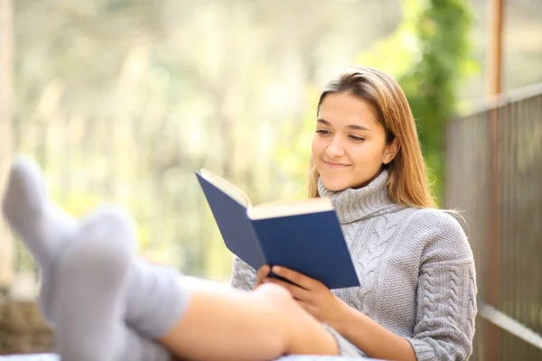 Zadowolona Kobieta Relaksująca Się Czytając Książkę Tarasie — Zdjęcie stockowe