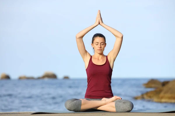 Porträt Einer Frau Die Yoga Strand Macht — Stockfoto