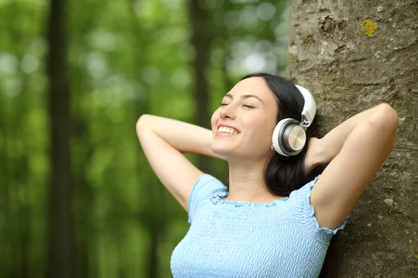 Ευτυχισμένη Ασιάτισσα Που Ακούει Μουσική Φορώντας Ακουστικά Στο Πάρκο — Φωτογραφία Αρχείου