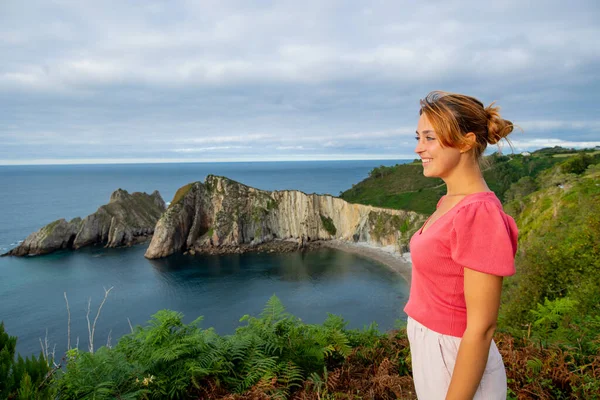 Glückliche Frau Mit Blick Auf Die Küste Sommerurlaub — Stockfoto