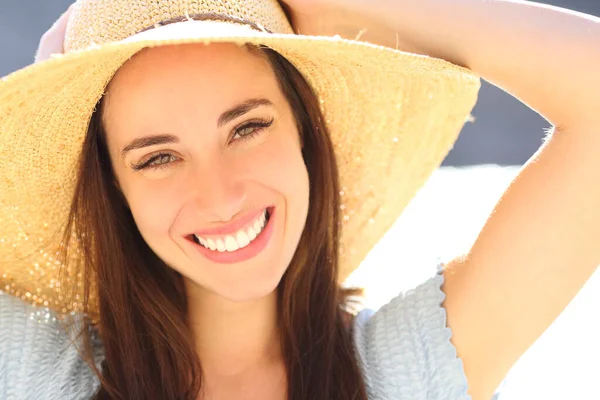 Vue Face Portrait Une Femme Heureuse Souriant Caméra Sur Plage — Photo