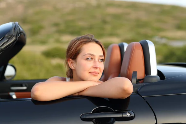 Zufriedener Besitzer Schaut Cabrio Berg Weg — Stockfoto