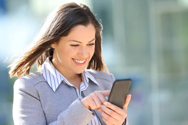 Glad Affärskvinna Kollar Smart Telefon Utomhus Gatan — Stockfoto