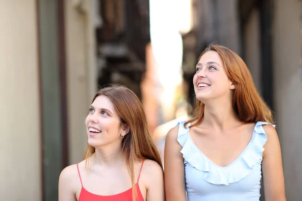 Fronte Ritratto Due Amici Felici Che Camminano Contemplando Strada — Foto Stock