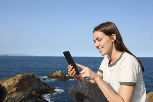 Mujer Feliz Comprobando Contenido Del Teléfono Inteligente Costa — Foto de Stock