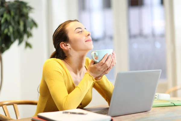 Estudiante Descansando Bebiendo Café Sentado Una Silla Casa —  Fotos de Stock