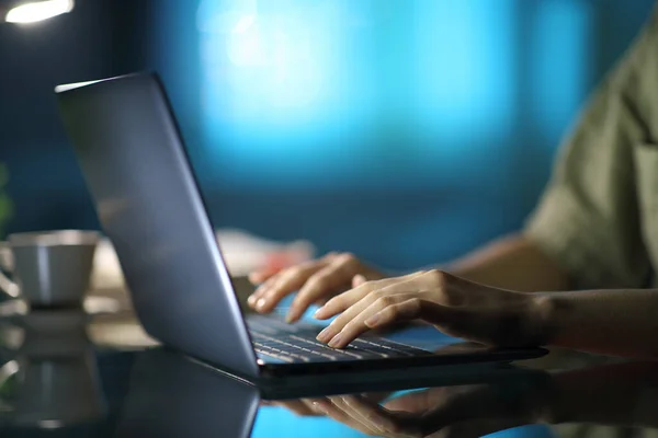 Close Uma Mulher Mãos Digitando Laptop Noite Casa — Fotografia de Stock